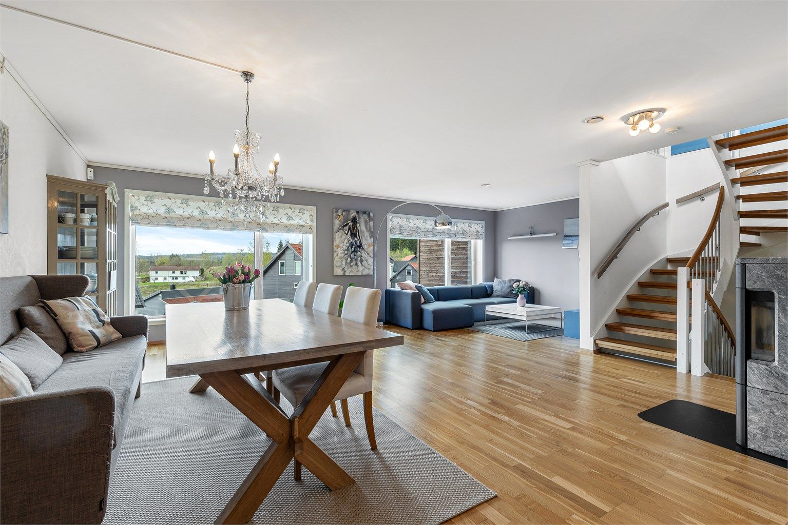 Lys og luftig stue med flere møbleringsmuligheter.