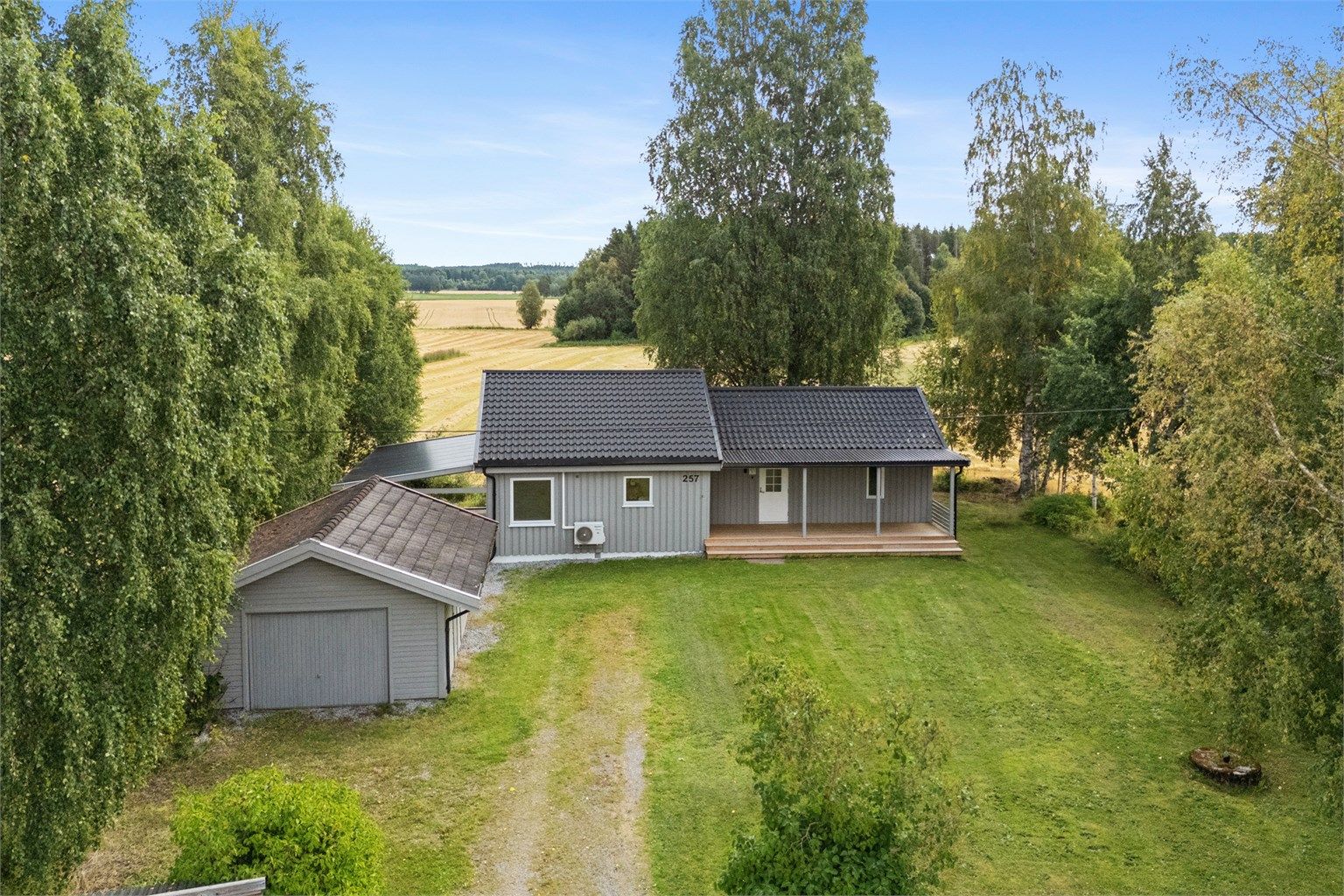 Velkommen til Gaustadvegen 257 - Landlig eiendom med bolig over ett plan. 