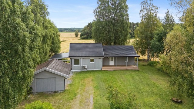 Velkommen til Gaustadvegen 257 - Landlig eiendom med bolig over ett plan.