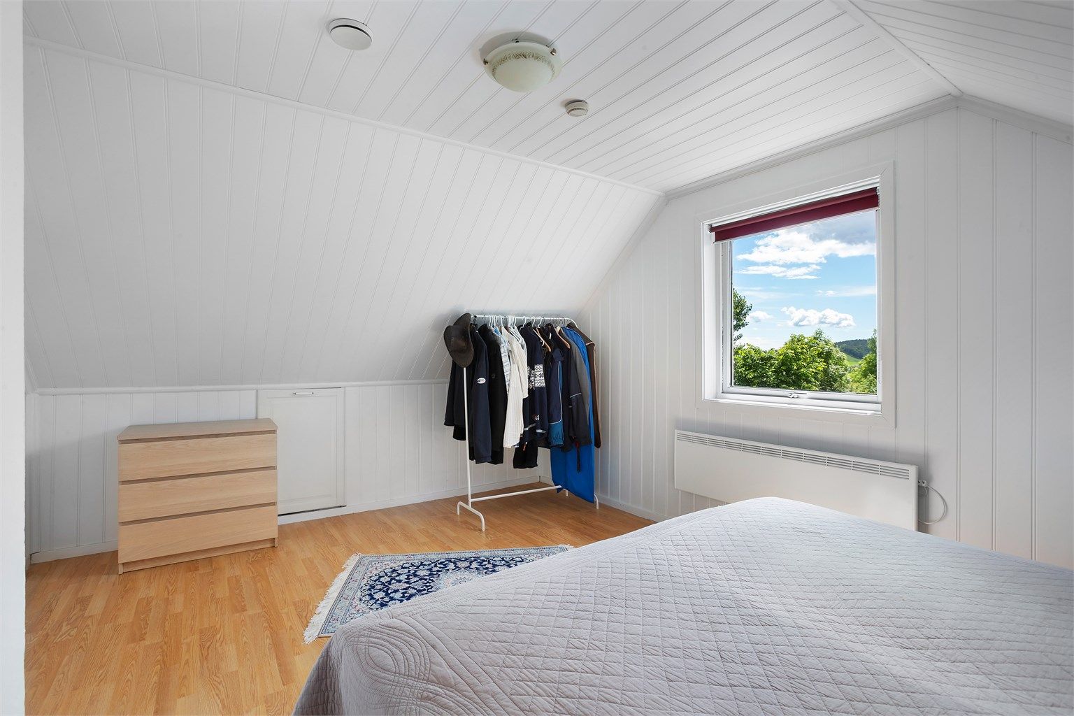 Soverom med praktisk lagringsplass i kneveggene.