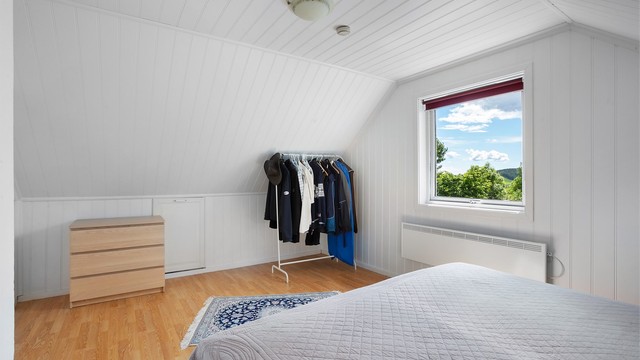Soverom med praktisk lagringsplass i kneveggene.