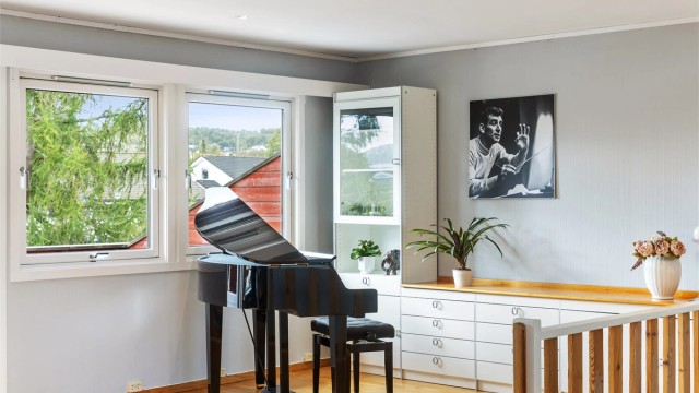 Stuen gir god plass til skjenk og oppbevaringsmøbler langs veggene.