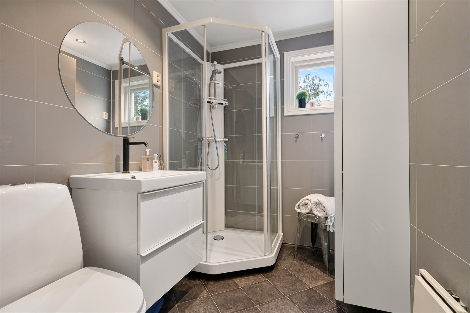 Badet i 1. etg er tilknyttet soverom 