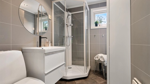 Badet i 1. etg er tilknyttet soverom