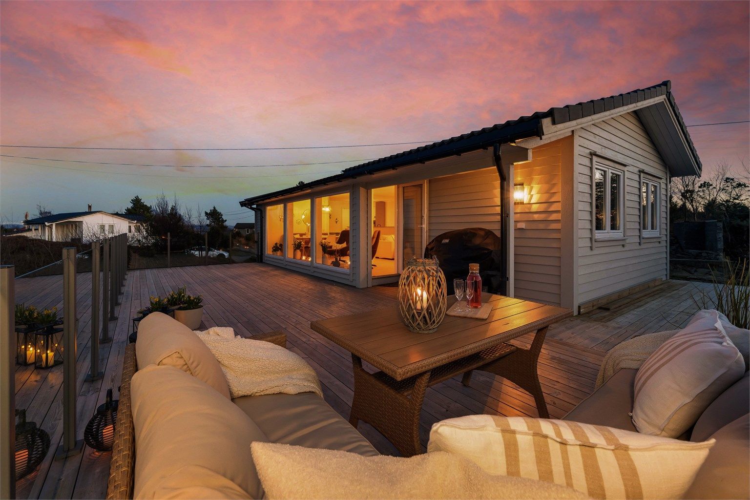 Stor terrasse med glassrekkverk gjør utsikten ekstra flott.