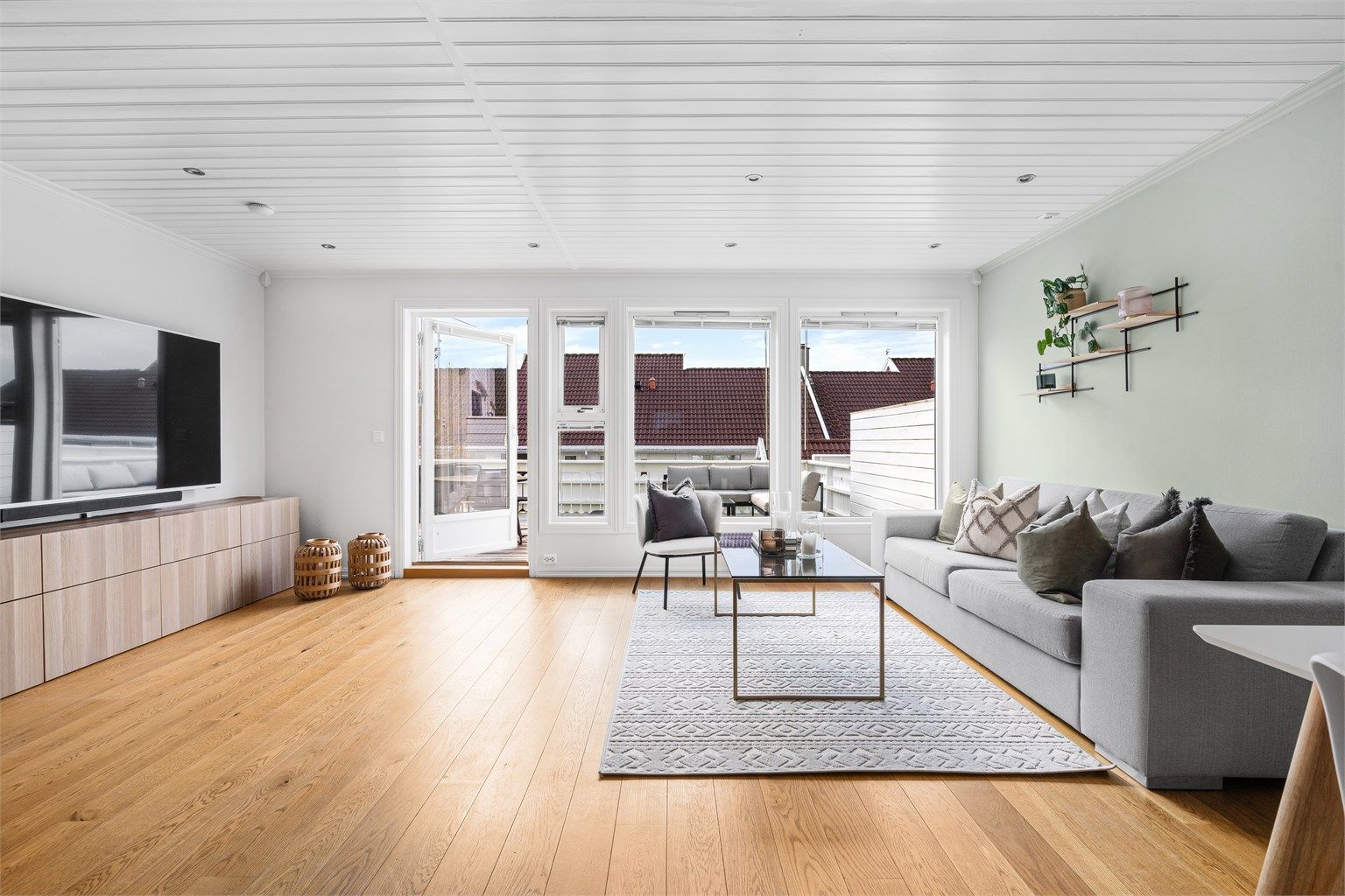 
Store vindusflater ut mot terrasse. 