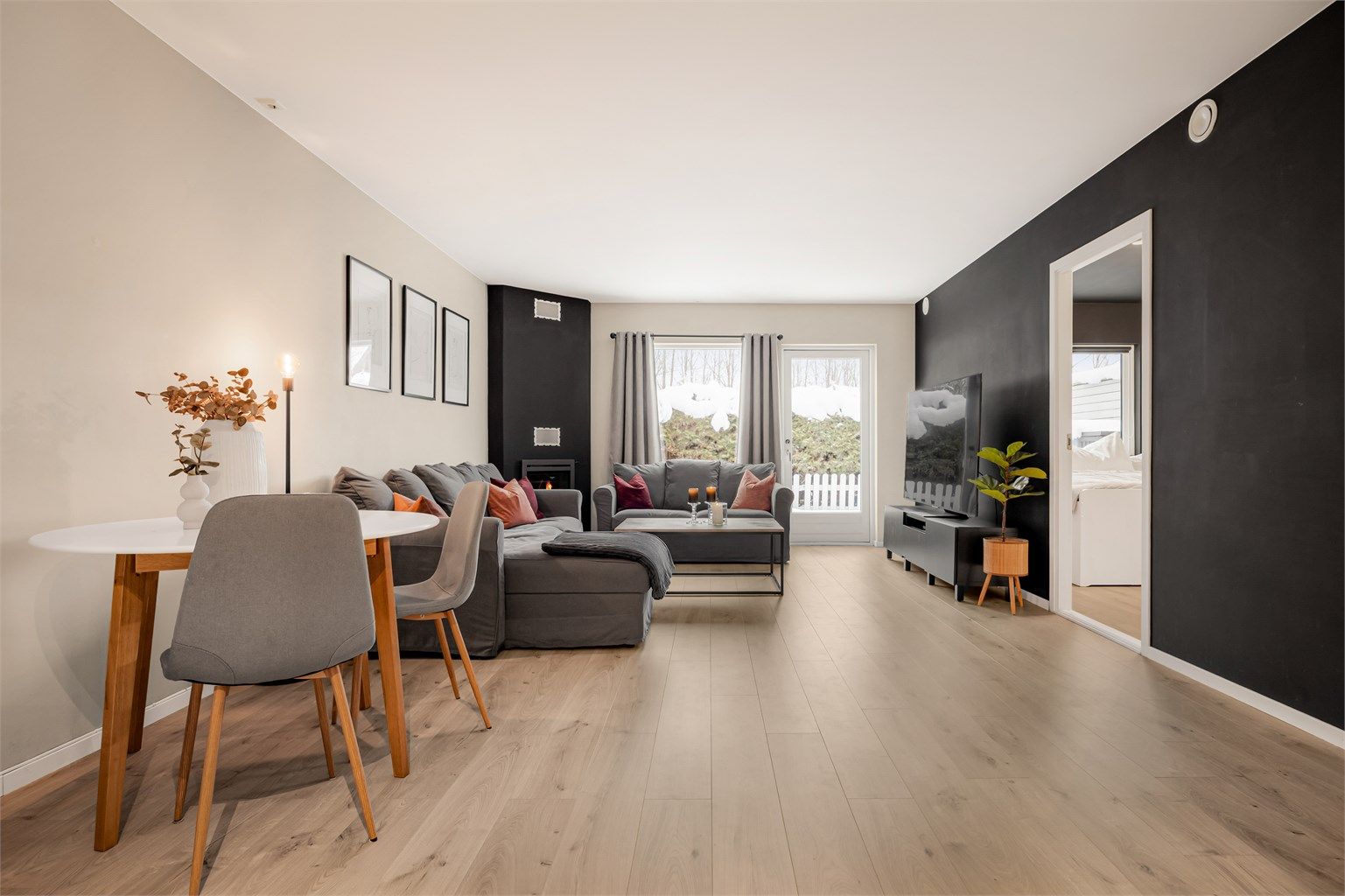 Innvendige overflater består av: Laminat på gulv. Malte vegger og himling.