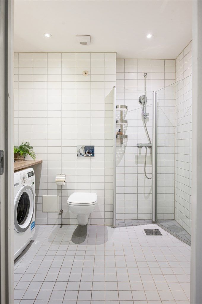 Det er opplegg for oppvaskmaskin/tørketrommel, samt flere skap for oppbevaring.