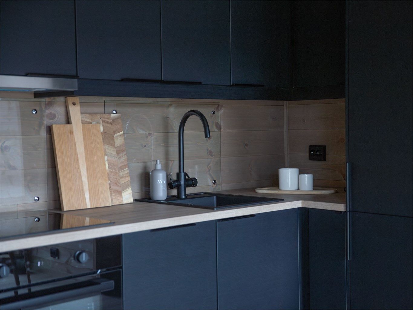 Kjøkkenet har godt med skap- og benkeplass og hvitevarer medfølger handelen. 