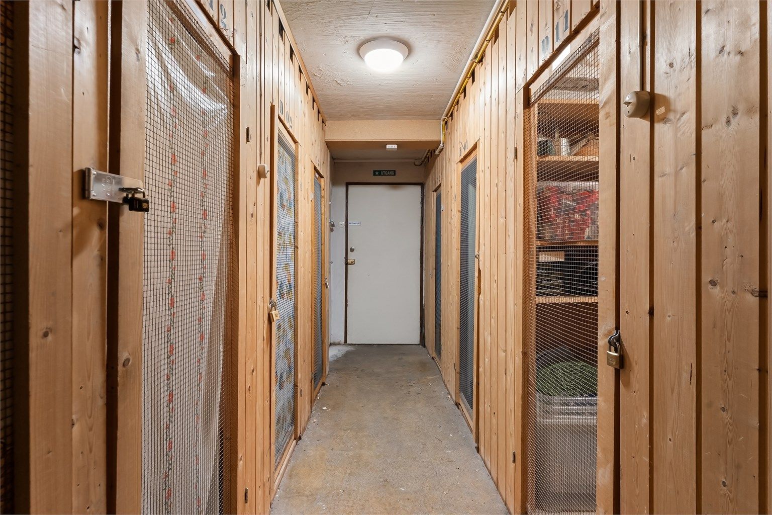 Leiligheten disponerer en praktisk lagringsbod i kjelleren.