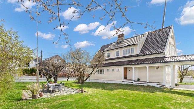 Forholdsvis flat tomt som er pent opparbeidet med bl.a. stort plenareal, markterrasse, frukttrær og beplantning