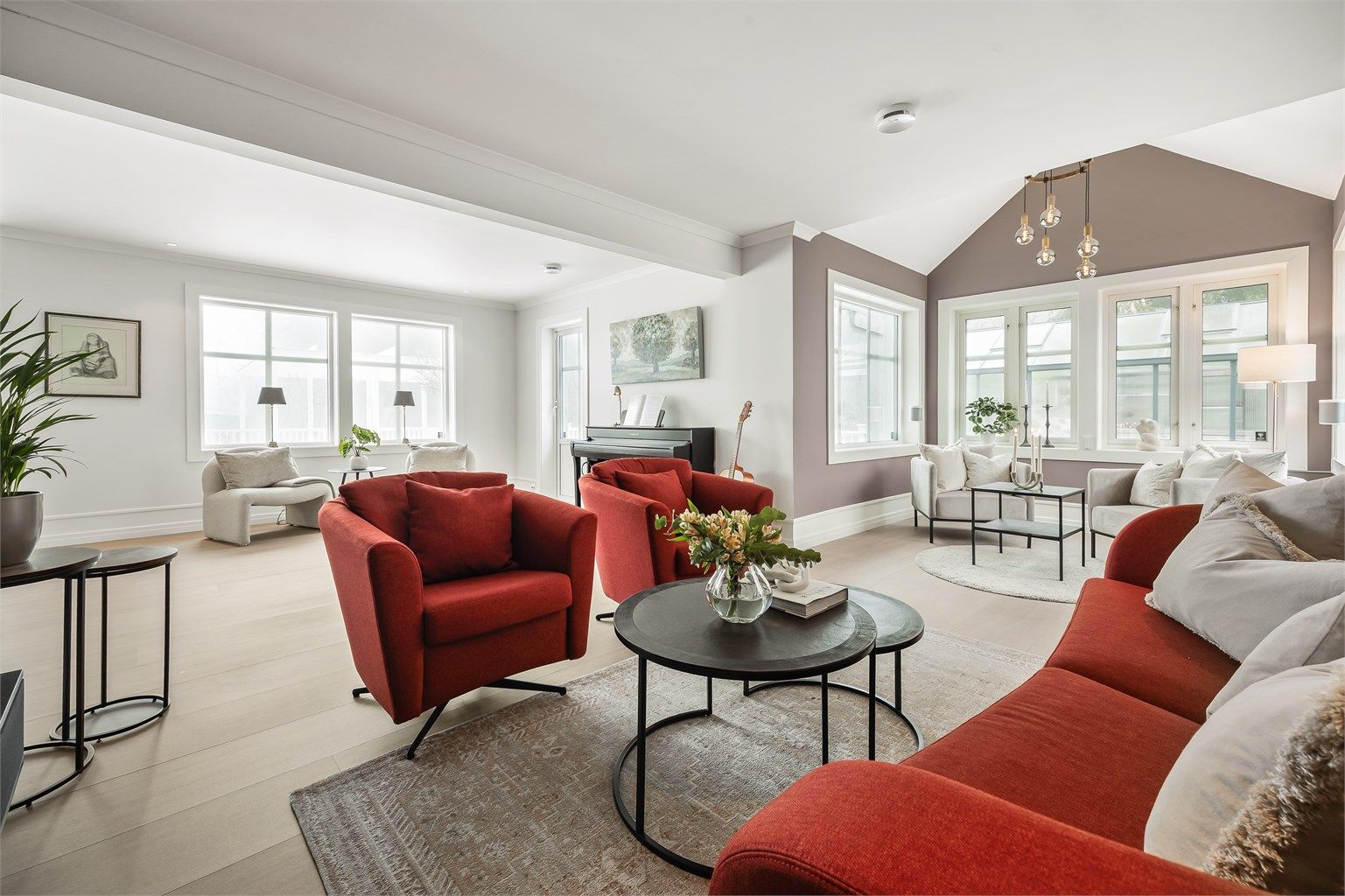 Stuen er romslig og har flere soner for ulik møblering.