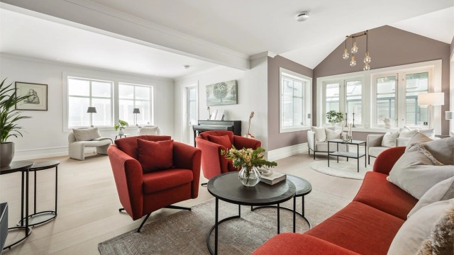 Stuen er romslig og har flere soner for ulik møblering.