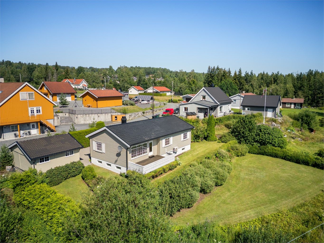 Enebolig med garasje og pent opparbeidet tomt. Beliggende med kort vei til flotte turmuligheter