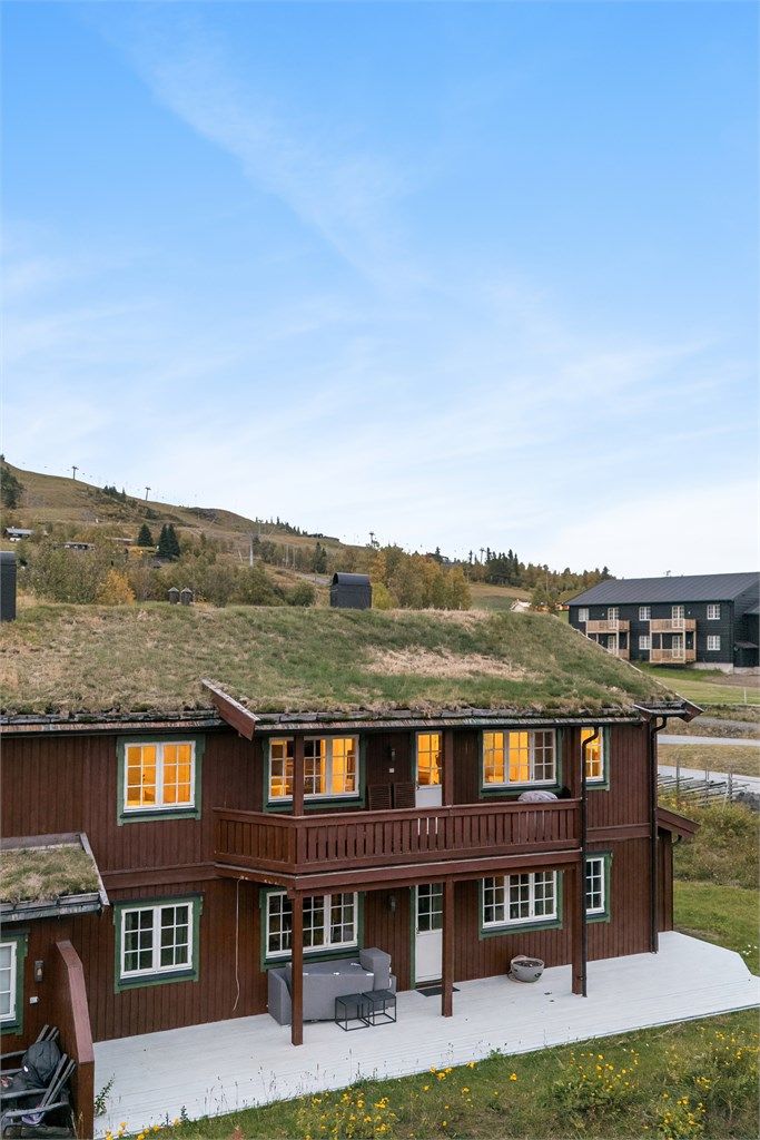Eiendommen ligger fint til i terrenget med umiddelbar nærhet til turstier og skiløyper.