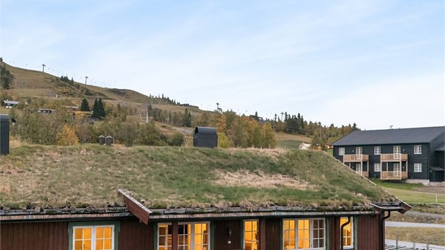 Eiendommen ligger fint til i terrenget med umiddelbar nærhet til turstier og skiløyper.