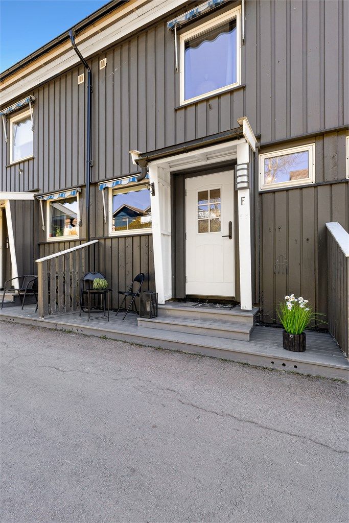 Inngangen med liten markterrasse