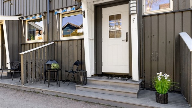 Inngangen med liten markterrasse
