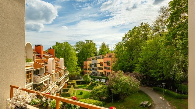 Med utgang fra kjøkkenet er det en herlig, vestvendt balkong med god plass til ønsket utemøblement.