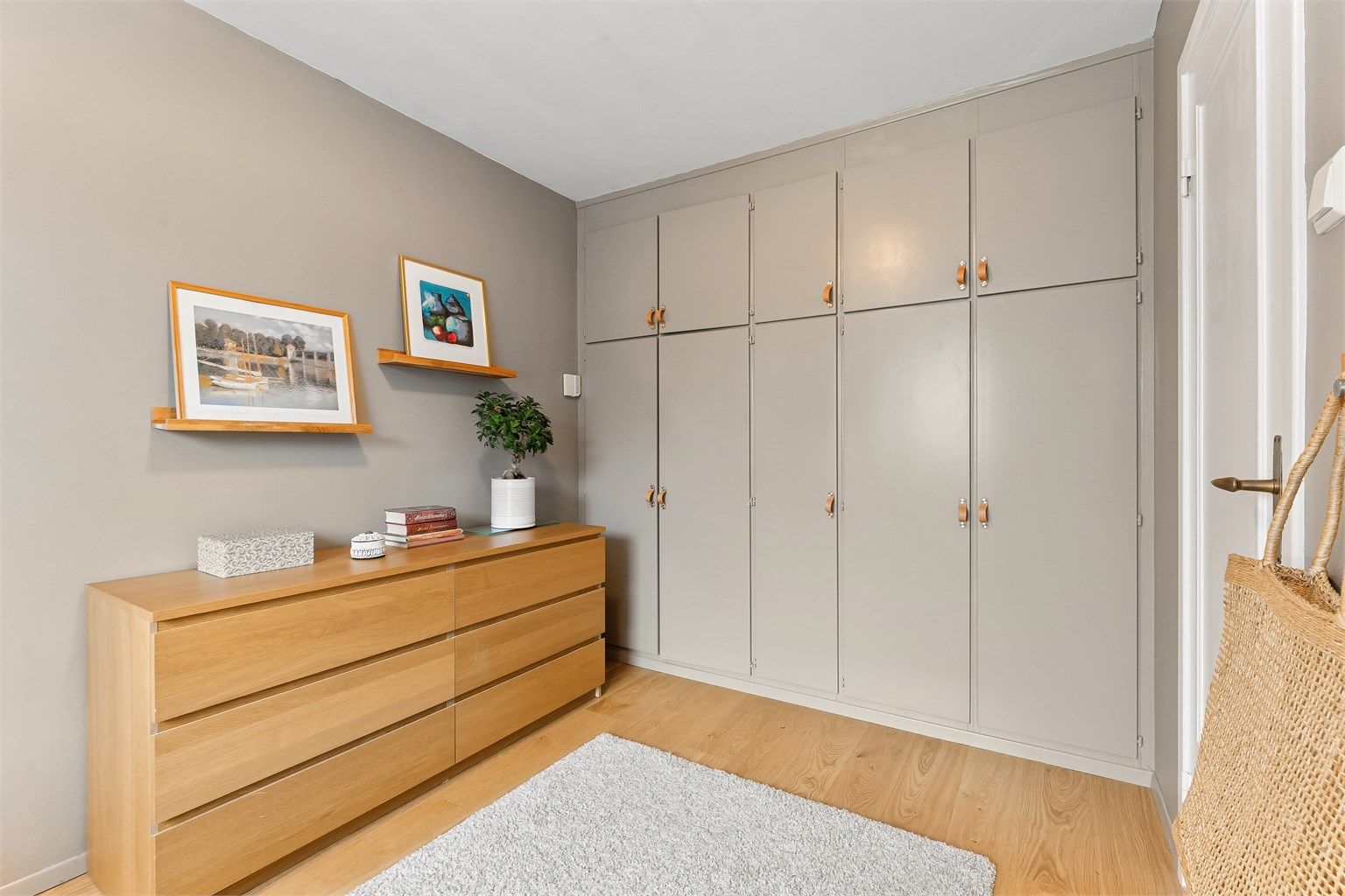 Plassbygde garderobeskap gir effektiv utnyttelse av plassen.