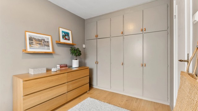 Plassbygde garderobeskap gir effektiv utnyttelse av plassen.