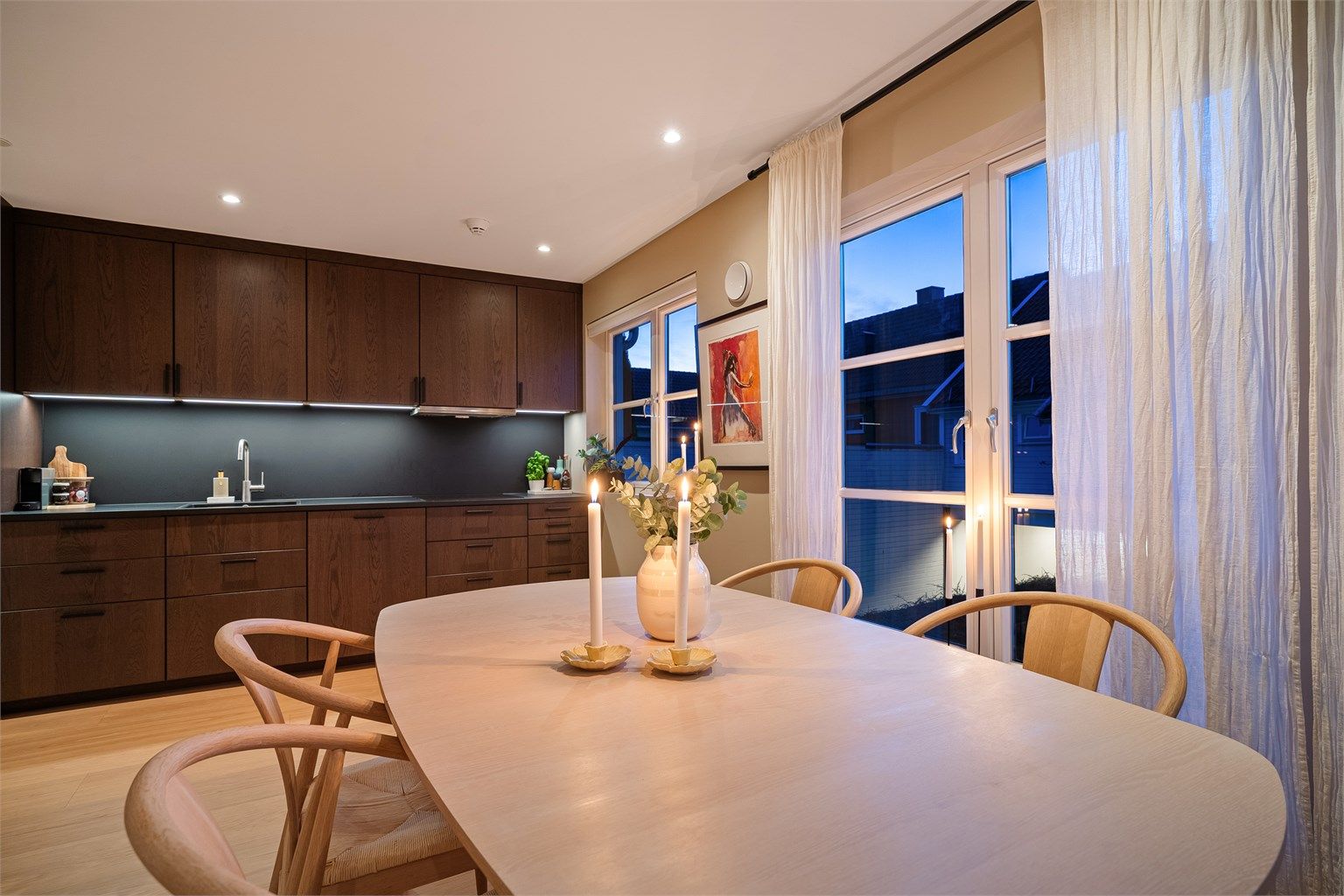 Den åpne løsningen skaper en sosial plass for å både underholde gjester samtidig som du forbereder middagen. 