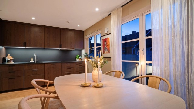 Den åpne løsningen skaper en sosial plass for å både underholde gjester samtidig som du forbereder middagen.