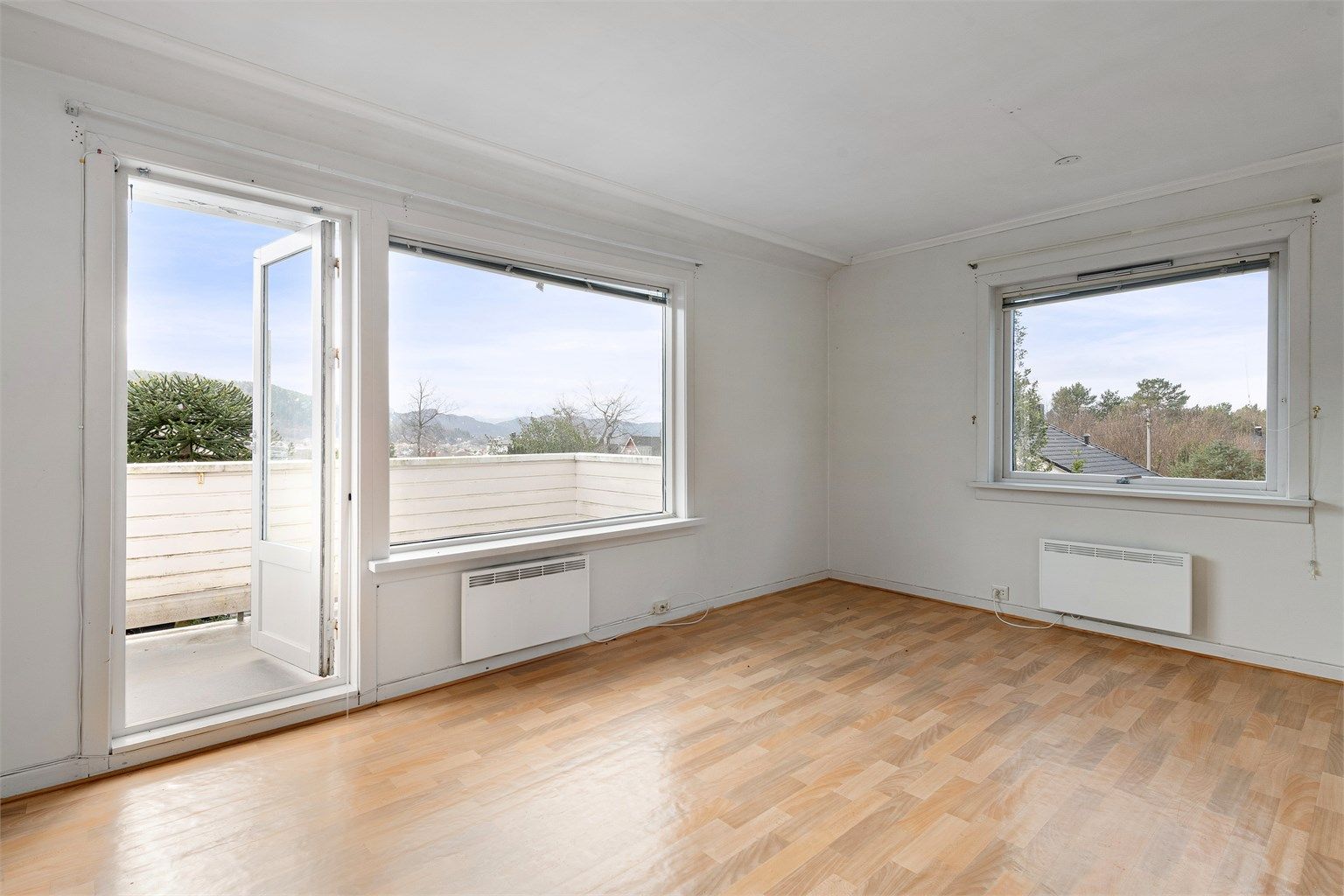 Fra stuen kan du gå rett ut på verandaen