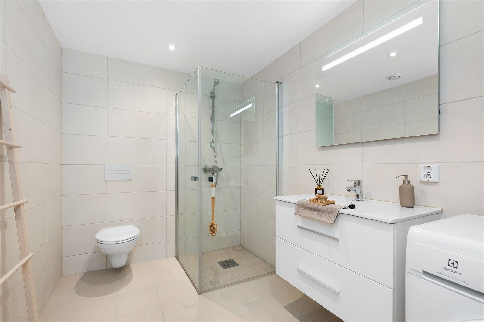 Hovedbadet står i stil ned resten av boligens elegante farger og kvaliteter