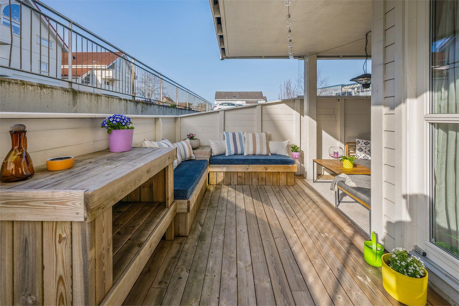 Romslig vest-vendt terrasse med gode solforhold. Det er god plass til utemøbler på balkong og her kan man nyte lange dager. 