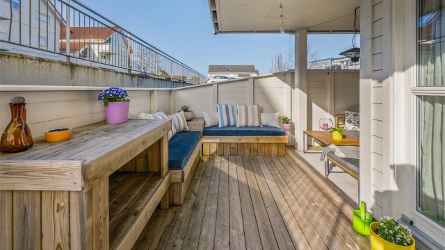 Romslig vest-vendt terrasse med gode solforhold. Det er god plass til utemøbler på balkong og her kan man nyte lange dager.