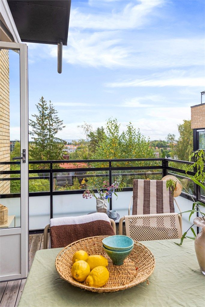 På balkongen har du fritt utsyn mot byen og fantastiske solforhold!