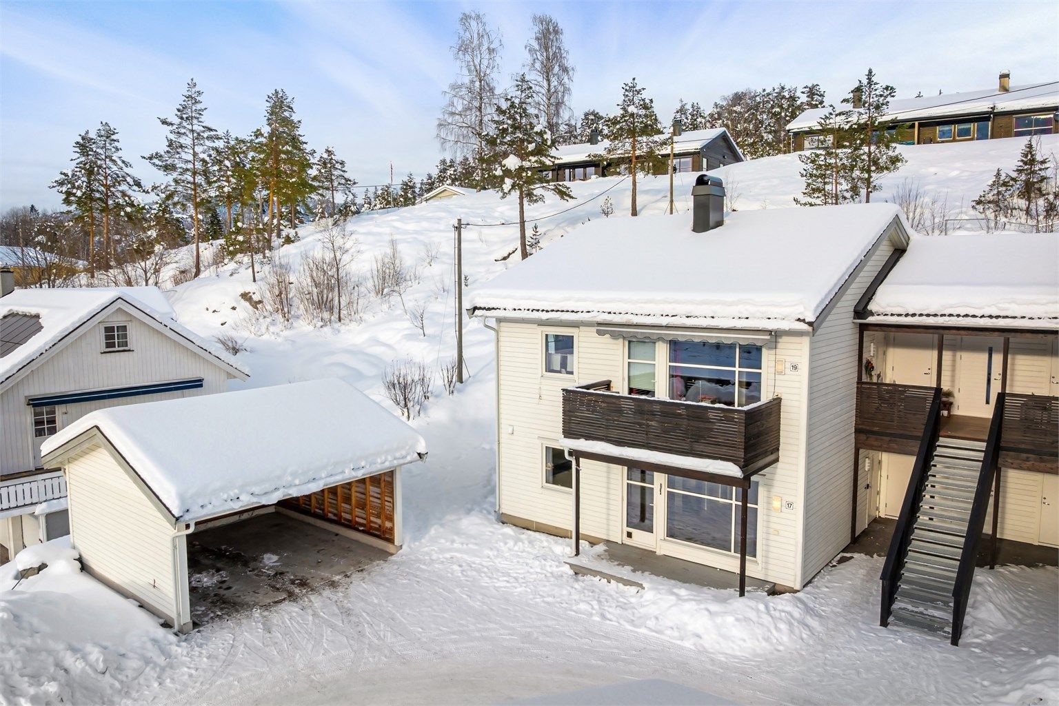 Eiendommen er en del av et barnevennlig område med kort vei til skoler og barnehage.