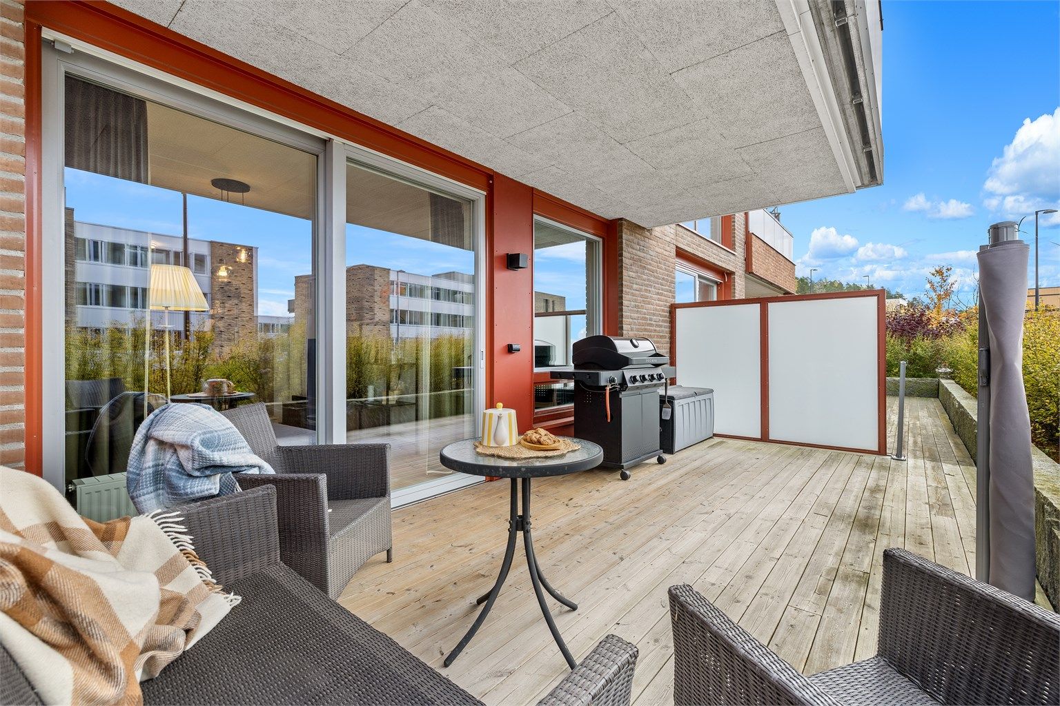 Terrasse på hele 19 kvm. med utrolig gode solforhold.
