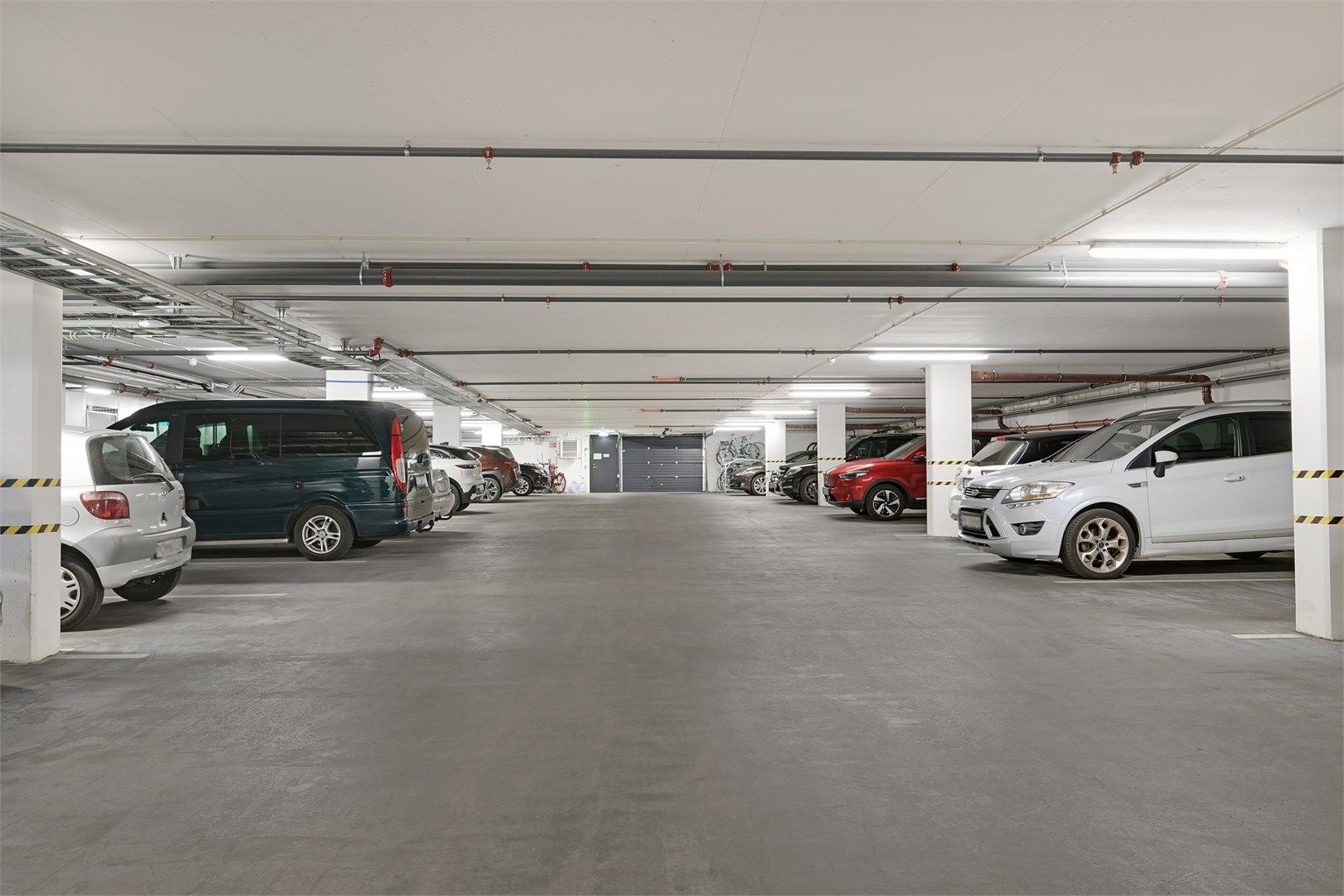 Parkeringsplass nr. 29 tilhører leiligheten, den har el-bil lader. Gjesteparkering på sameiets fellesområde.