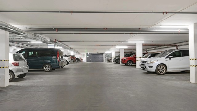 Parkeringsplass nr. 29 tilhører leiligheten, den har el-bil lader. Gjesteparkering på sameiets fellesområde.