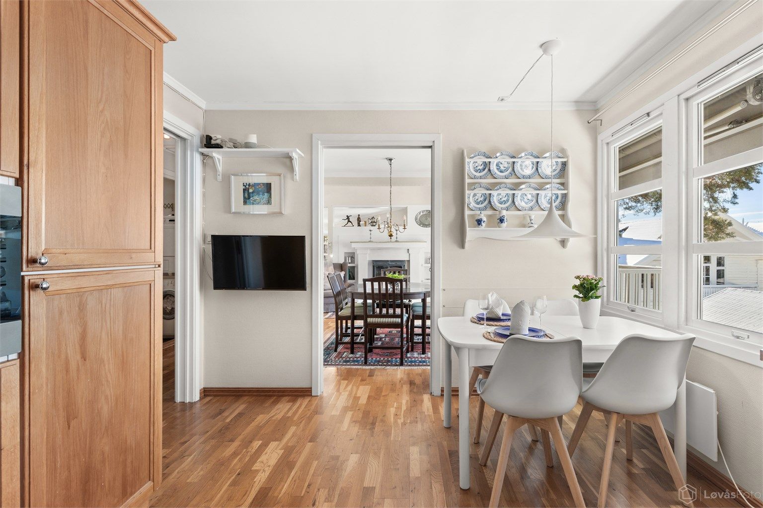 Kjøkkenet har praktisk adkomst fra både spisestue og gang. God plass til spisebord