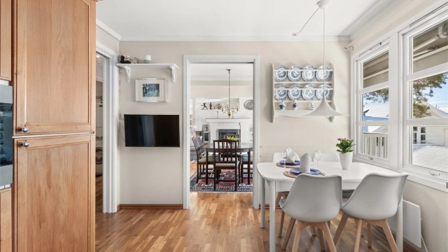 Kjøkkenet har praktisk adkomst fra både spisestue og gang. God plass til spisebord