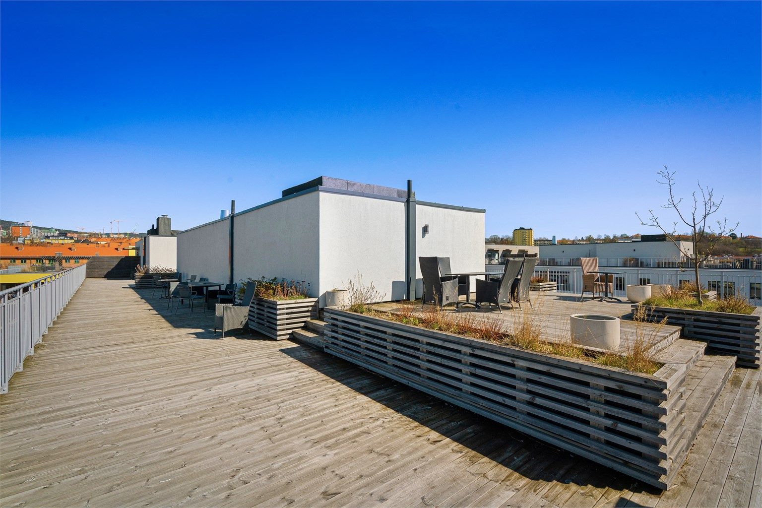 Takterrassen er et flott sted for sosiale sammenkomster eller for å nyte solen.
