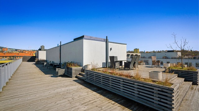 Takterrassen er et flott sted for sosiale sammenkomster eller for å nyte solen.