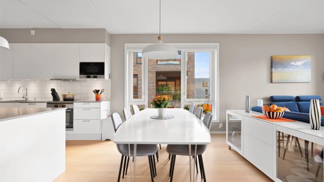 God plass til stort spisebord med plass til mange