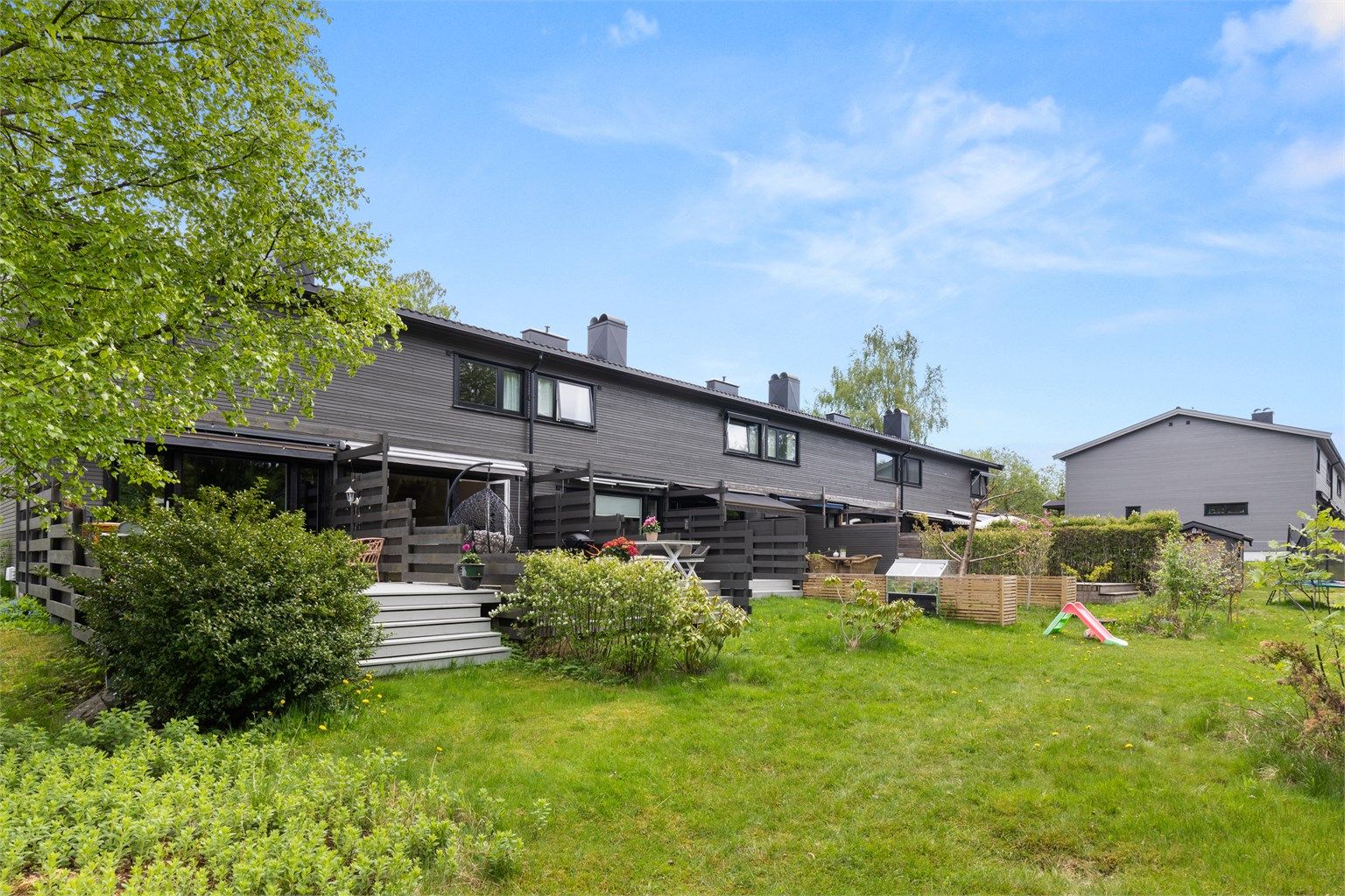 Adkomst til frodig fellesområde fra terrassen