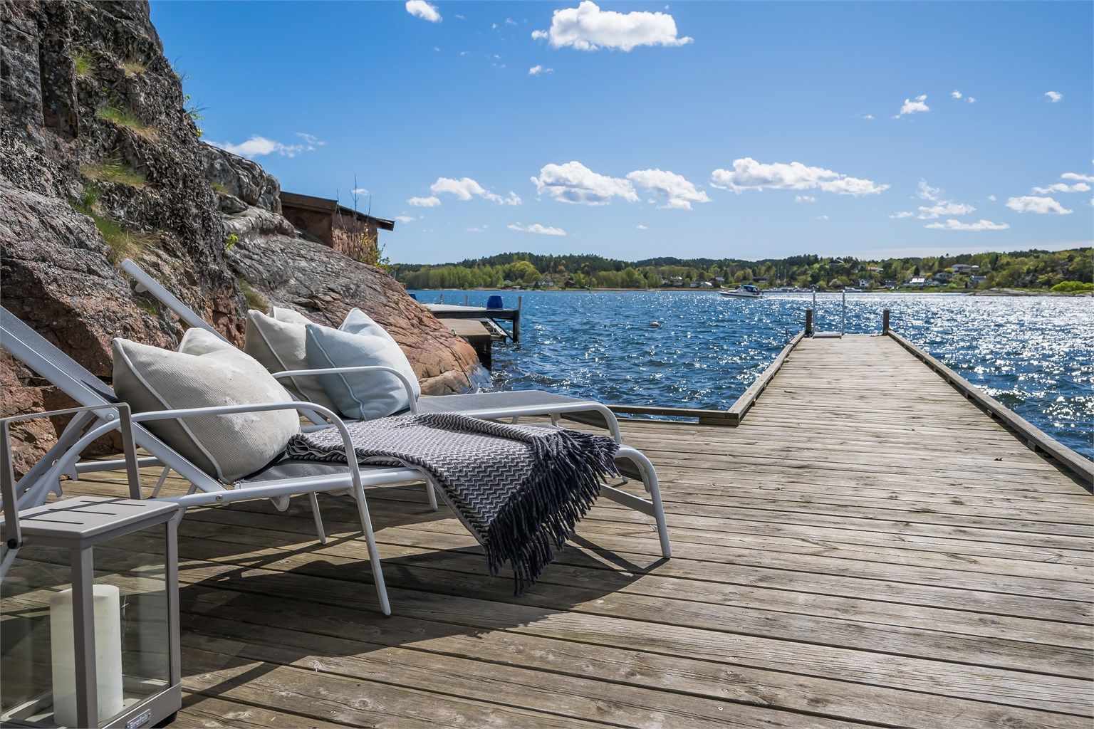 Idyllisk brygge med badestige og båtplass. Rett ut i Vrengensundet. 