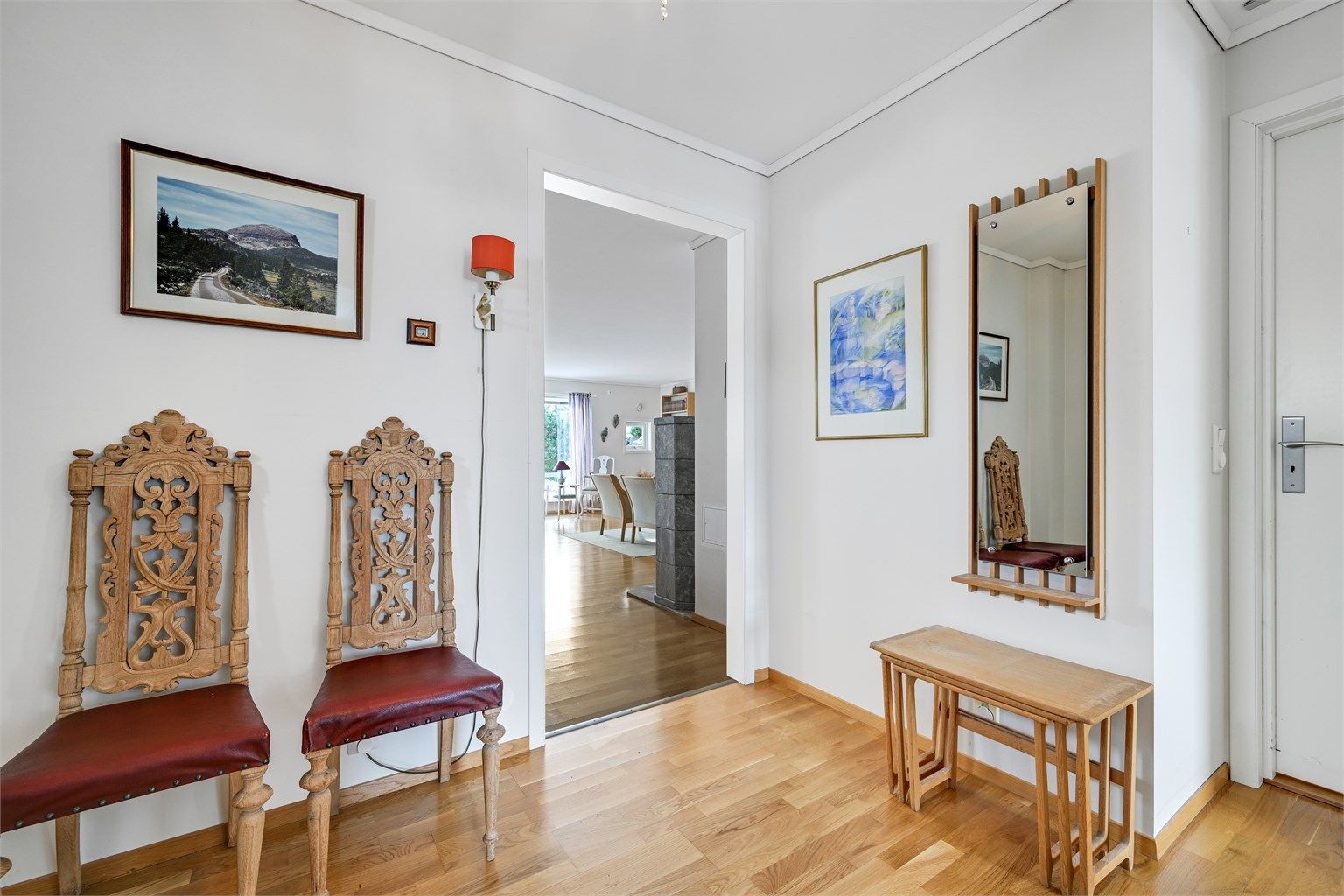 Leiligheten fremstår som både tiltalende og funksjonell, med en romslig og innbydende hall.