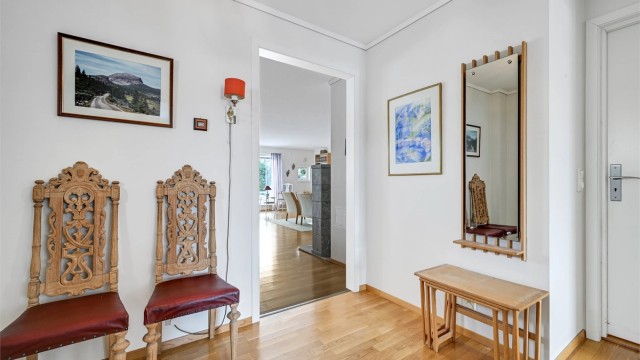 Leiligheten fremstår som både tiltalende og funksjonell, med en romslig og innbydende hall.