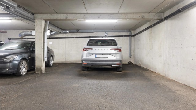 Leiligheten disponerer to parkeringsplasser i felles garasjeanlegg.