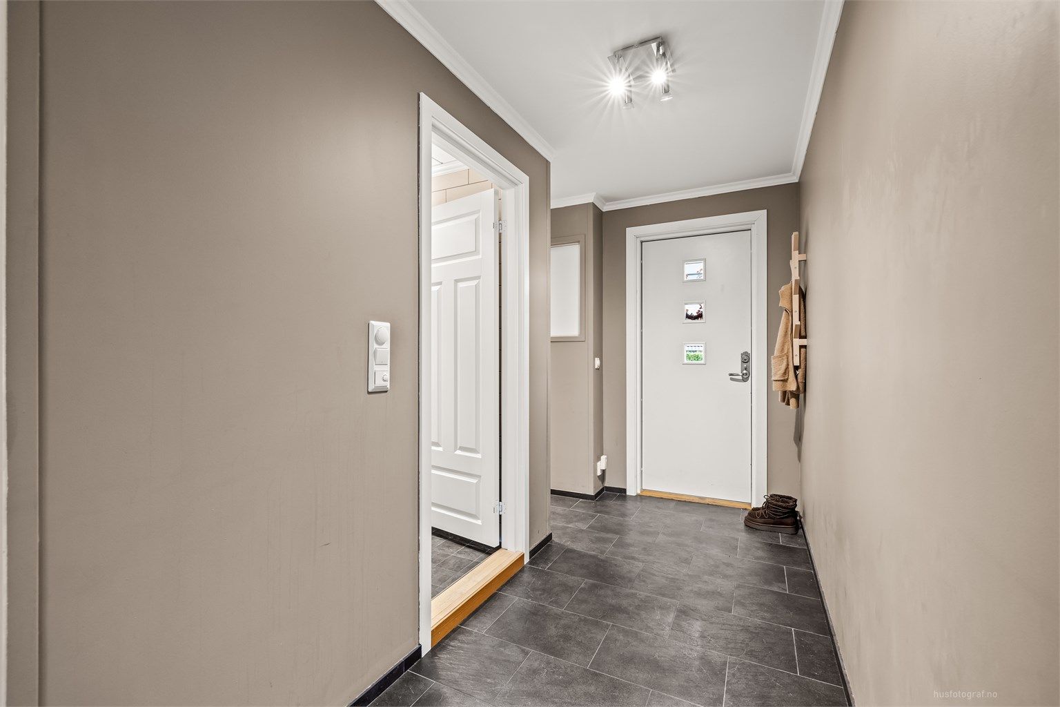 Inngangspartiet har flislagt gulv med gulvvarme og god plass til garderobeløsninger.