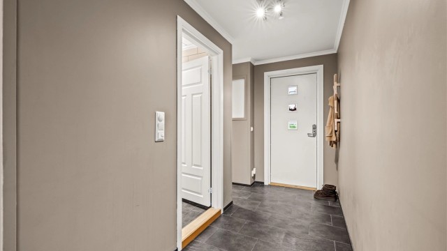 Inngangspartiet har flislagt gulv med gulvvarme og god plass til garderobeløsninger.