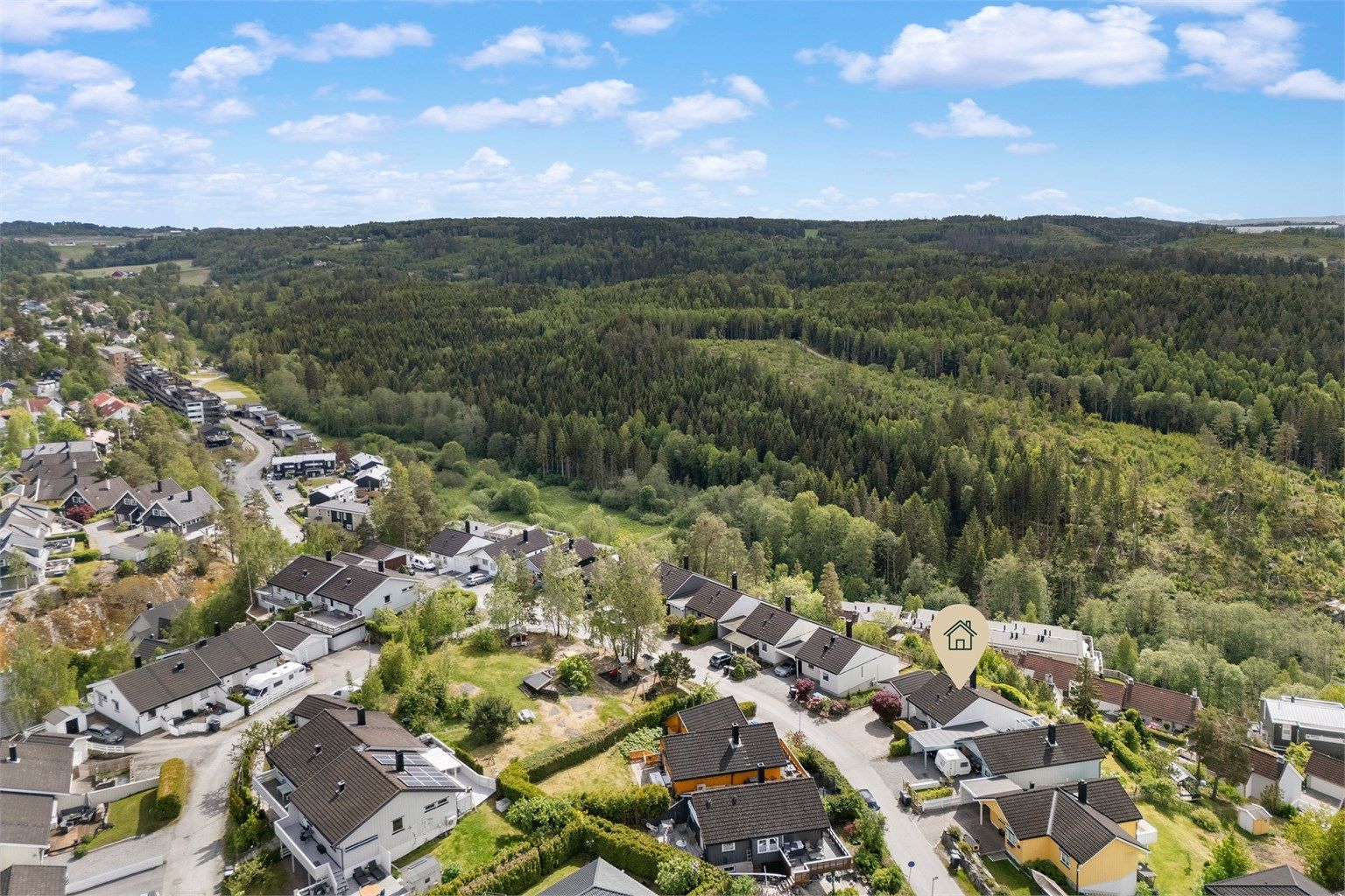 Trivelig og barnevennlig nabolag med lekeplass på fellesområdet, inkludert en gapahuk og grillplass som kan benyttes av beboerne