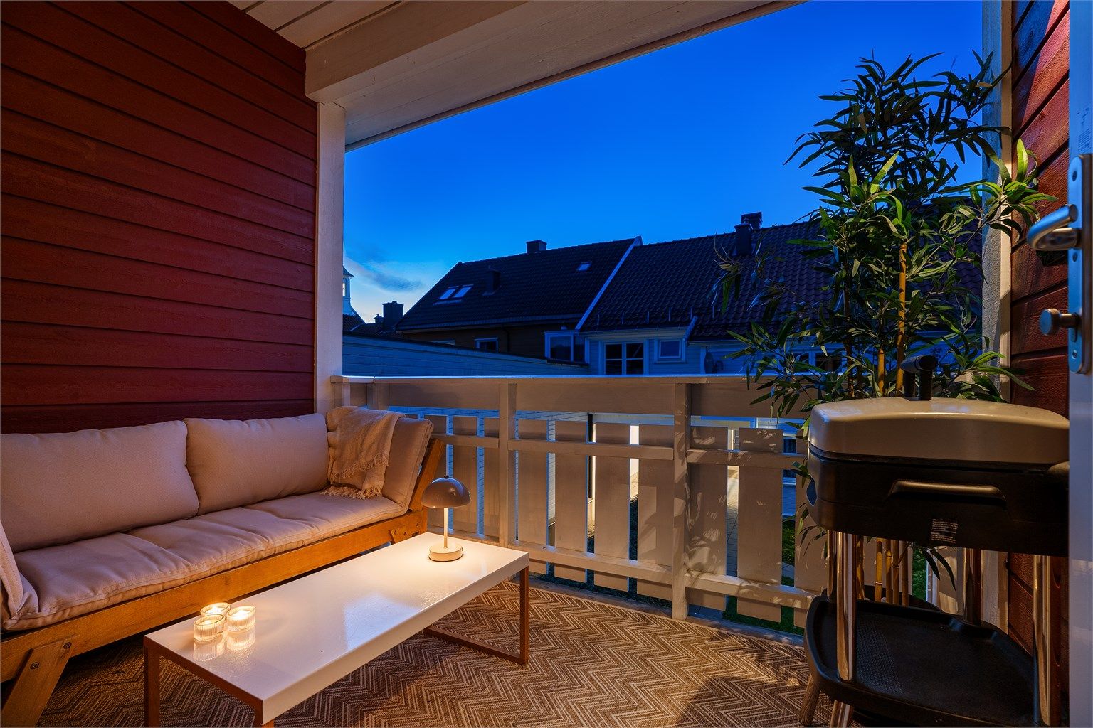 Leiligheten har en koselig overbygd balkong med plass til sittegruppe og en mindre grill. 